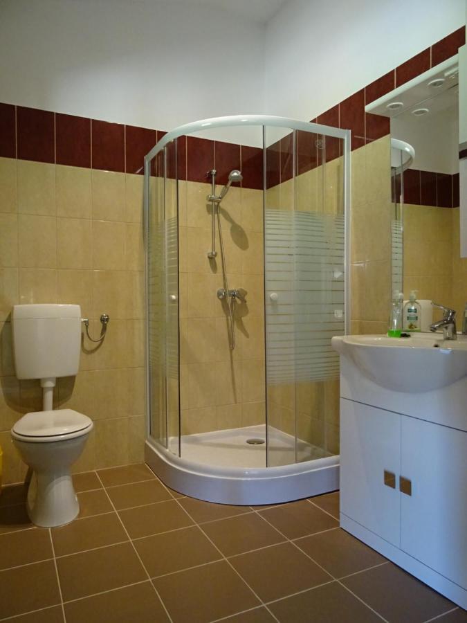 Kisrejtek Apartmanhaz Lispeszentadorján Exteriör bild
